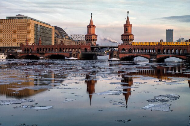 Foto vista de oberbaumbrucke no inverno