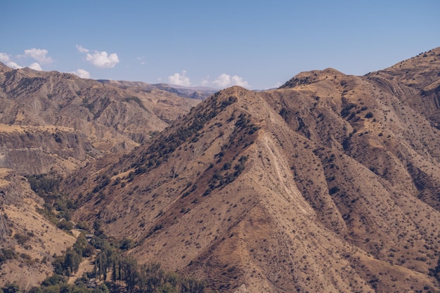 Vista de outono do desfiladeiro da montanha da Armênia Cordilheira de terra seca uma vista de paisagem pitoresca com céu azul Fotografia De Stock