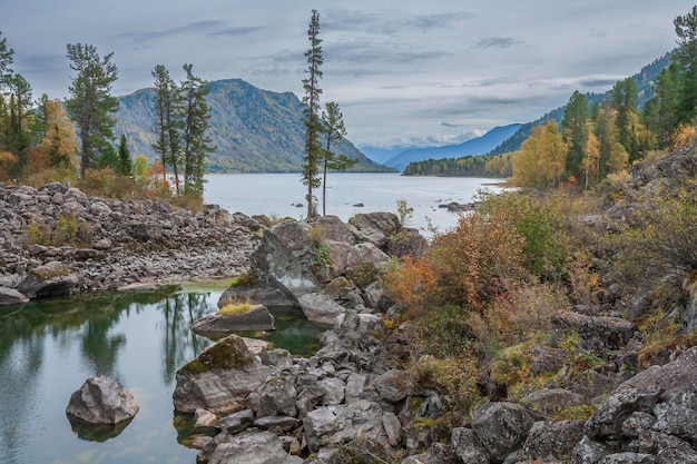 Foto vista de outono do incrivelmente belo lago teletskoye mundo perdido montanhas altai rússia