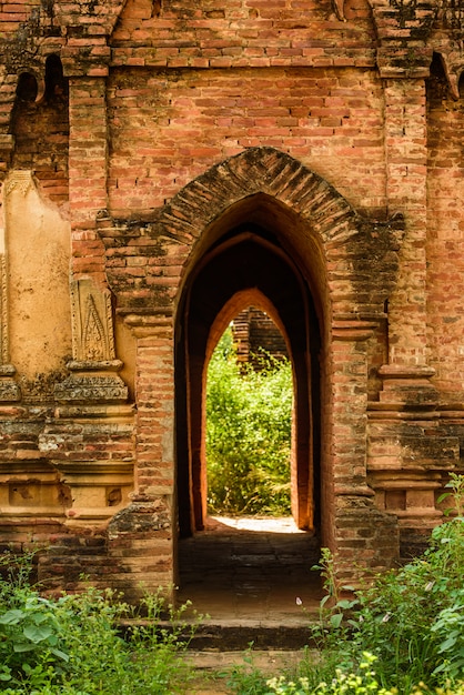 Foto vista de pagodes antigos em bagan