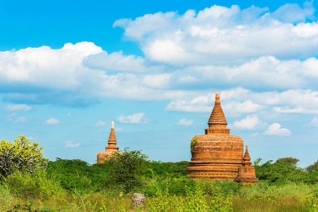 Foto vista de pagodes antigos em bagan