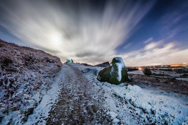 Vista de paisagem coberta de neve contra o céu