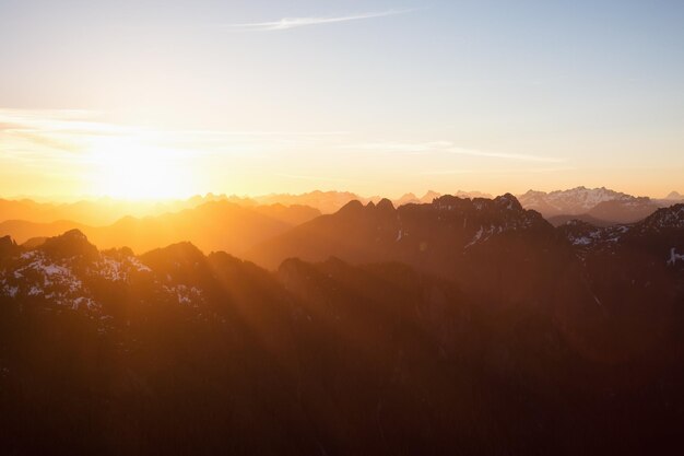 Vista de paisagem montanhosa áspera durante um pôr do sol dourado
