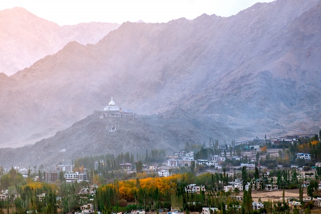 Foto vista, de, paisagem, shanti, stupa, em, leh, ladakh, índia