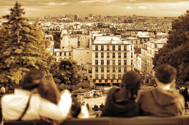 Vista de Paris da colina de Montmartre. Casais apaixonados. Paris. França