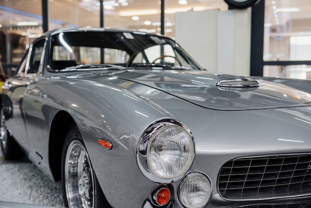 Foto vista de partículas do carro de luxo prateado que está dentro da exposição