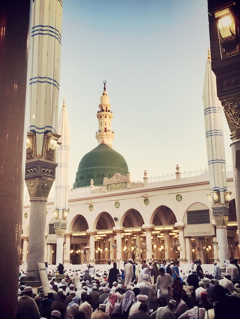 Foto vista de peregrinos na mesquita