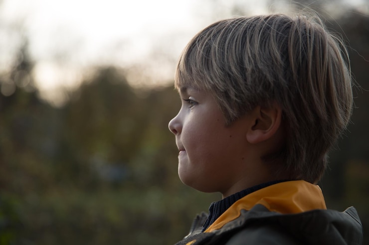 Foto vista de perfil de um menino pensativo