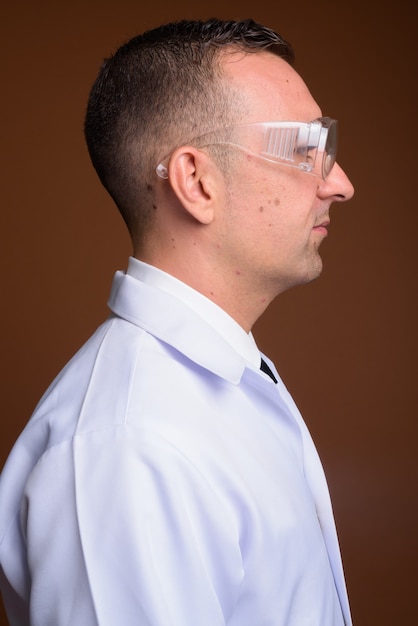 Vista de perfil do rosto de médico usando óculos de proteção
