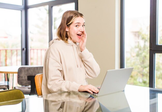 Vista de perfil parecendo feliz e animada gritando e chamando para copiar o espaço ao lado