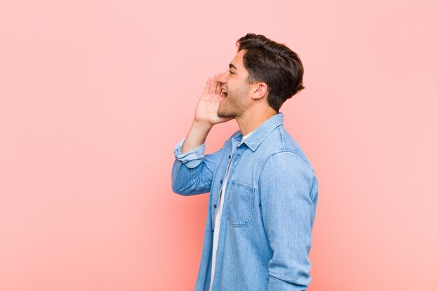 vista de perfil, parecendo feliz e animado, gritando e chamando para copiar o espaço ao lado