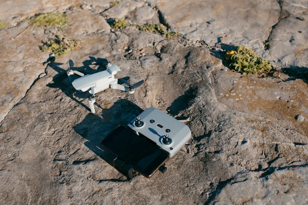 Vista de perto cortada de um controle remoto de drone e sol conectado a um telefone antes de ser usado
