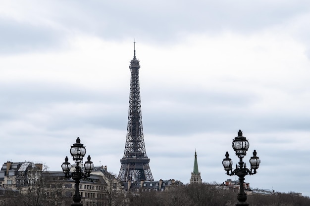 Vista de perto da cabeça da Torre Eiffel da ponte pont alexander III