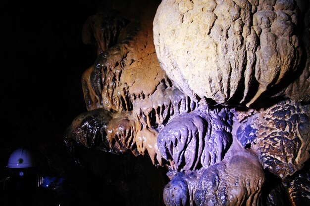 Foto vista de perto da caverna