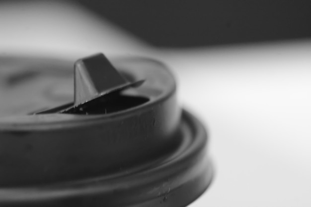 Vista de perto da tampa de um copo de café preto