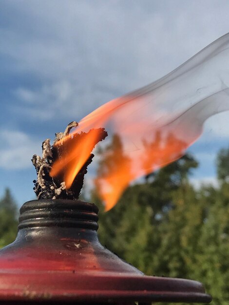 Foto vista de perto da tocha em chamas