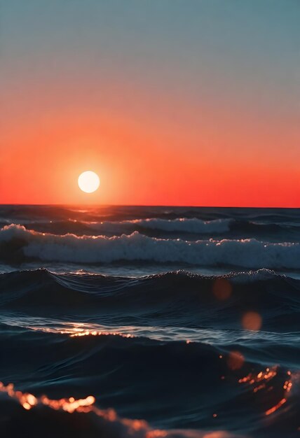 Vista de perto das ondas do oceano durante o pôr-do-sol com o sol perto do horizonte e um céu laranja