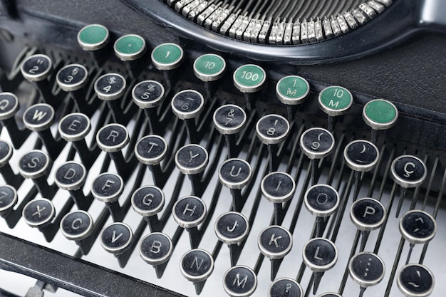 Vista de perto de uma velha tecla de máquina de escrever Foco seletivo