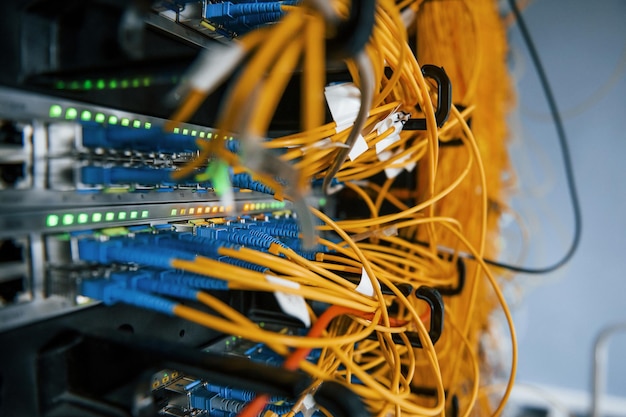 Vista de perto do equipamento de internet e dos cabos na sala do servidor