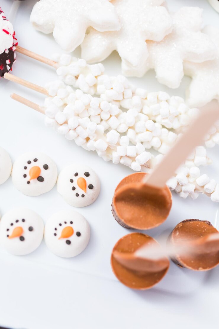 Foto vista de perto. variedade de coberturas de marshmallow com hortelã e chocolate para bebidas de chocolate quente e cacau.