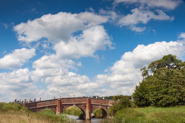 Vista de pessoas caminhando pela ponte rodoviária histórica em Bodiam, em East Sussex, em 24 de junho de 2009