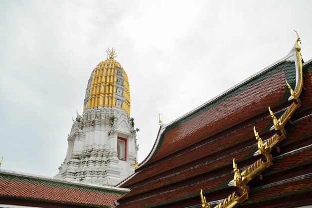 Vista de Phar Prang atrás da parede em Wat Phra Si Rattana Mahathat