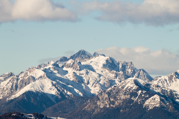 Vista de pico de Asta Alta montanha nos Alpes italianos