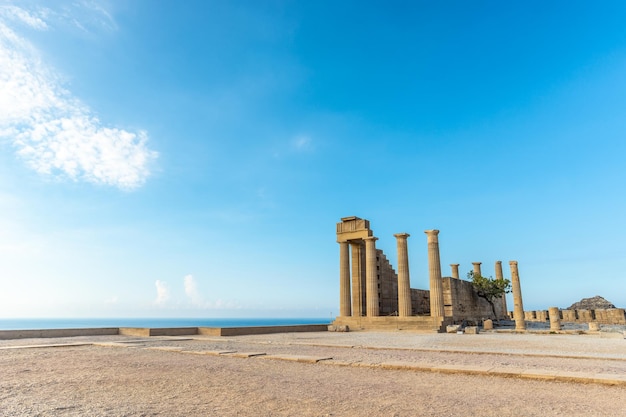 Vista de pilares antigos da acrópole de lindos sob lindo céu quente de verão.