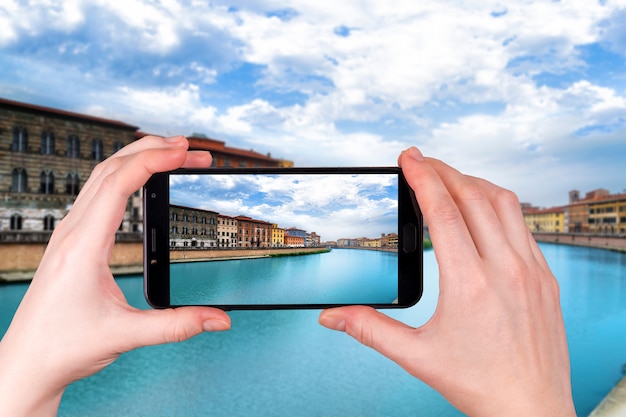 Vista de Pisa, Rio Arno, Lungarno. Exposição longa. Toscana, Itália. foto tirada no telefone