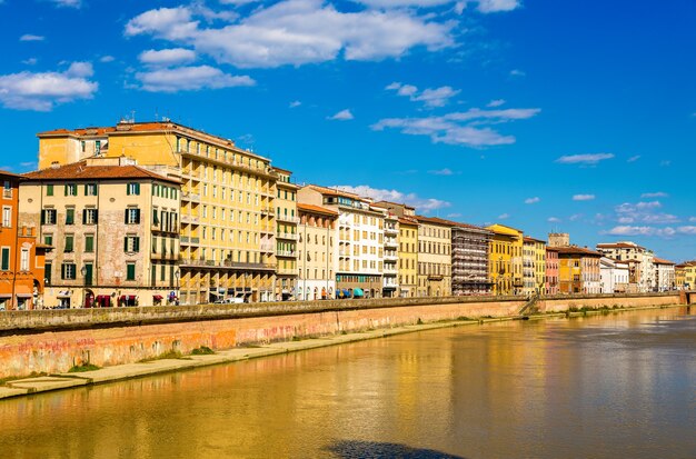 Vista de Pisa sobre o Rio Arno - Itália