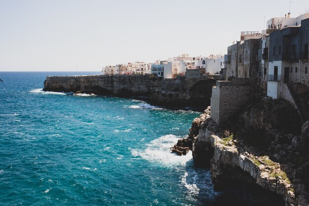 Vista de polignano uma égua, pequena cidade pitoresca nas falésias do mar adriático