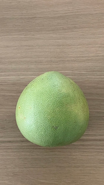 Vista de pomelo isolado na mesa de madeira