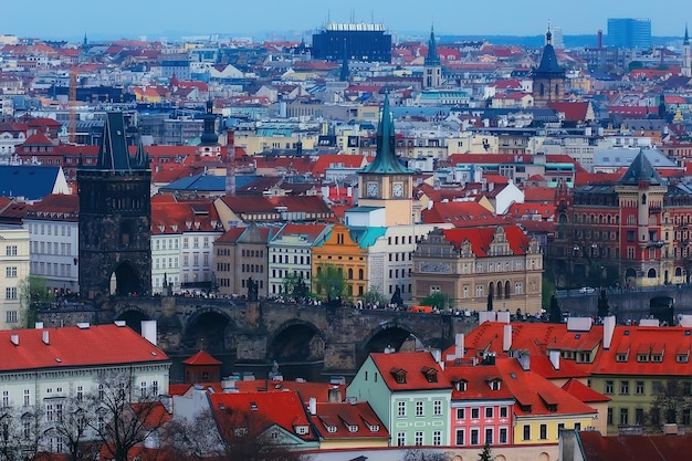 Vista de Praga / paisagem panorâmica da república checa, vista de Praga com telhados vermelhos de casas vistas de cima, paisagem na capital europeia