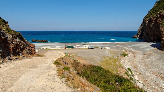 Vista de praia selvagem em um dia ensolarado no Mar Egeu, na ilha de Evia, na Grécia