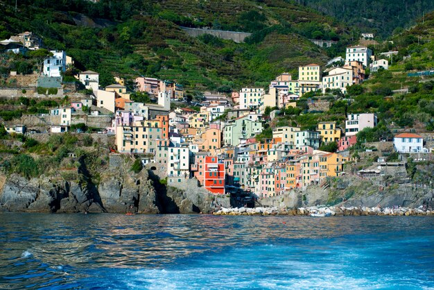 Vista de Riomaggiore, Itália, do mar com vigília