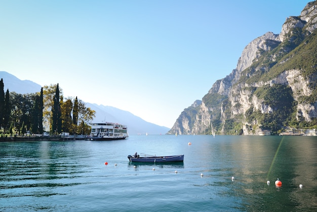 Vista de Riva del Garda para o Lago Garda Trentino Alto Adige, região Lago di Garda itália