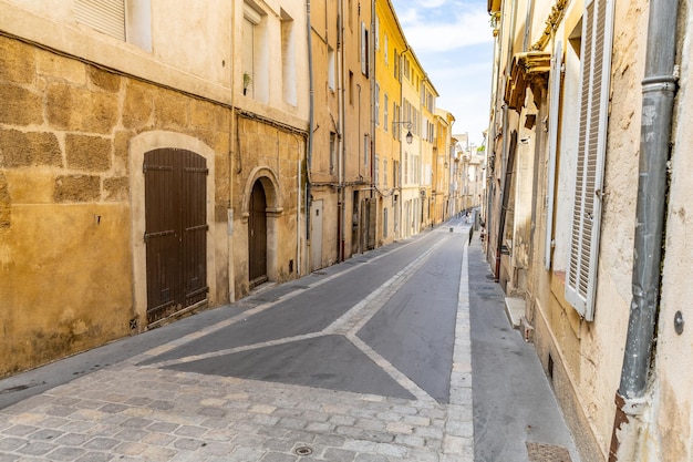 Vista de rua aconchegante com portas e paredes coloridas. Sul tradicional da França, Itália, Mediterrâneo