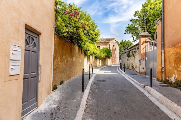 Vista de rua aconchegante com portas e paredes coloridas. Sul tradicional da França, Itália, Mediterrâneo