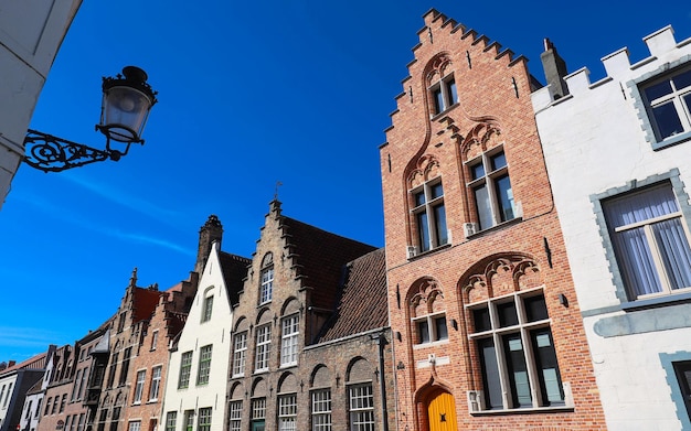 Vista de rua com casas medievais tradicionais em Bruges, Bélgica