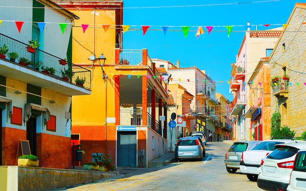 Vista de rua de carros na estrada na cidade de Arzachena na Costa Smeralda na ilha da Sardenha no verão de Itália. Transporte Condução na estrada da Europa. Vista do automóvel na auto-estrada. província de Ólbia. Mídia mista.