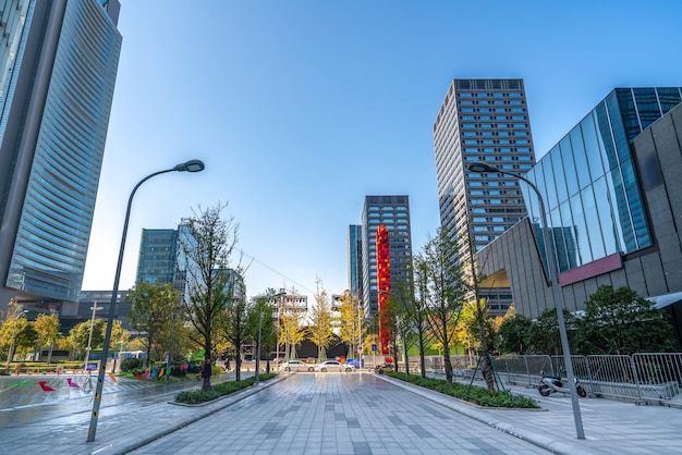 Vista de rua de edifícios modernos em Ningbo China