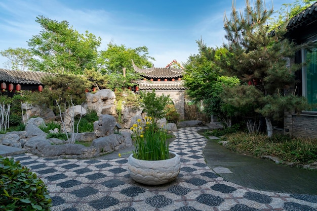 Vista de rua de paisagem de jardim de estilo chinês