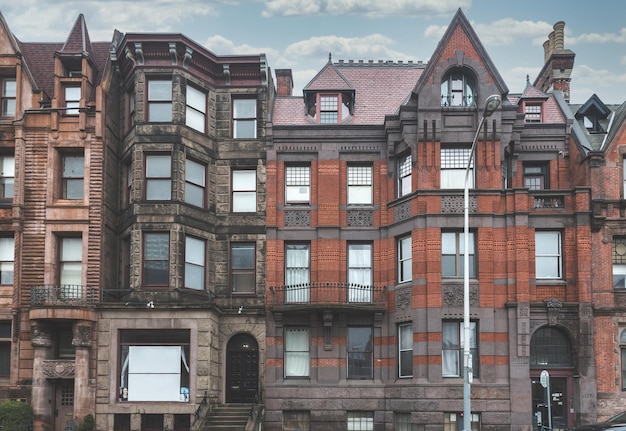 Vista de rua de um antigo prédio de apartamentos de tijolos vermelhos na Filadélfia
