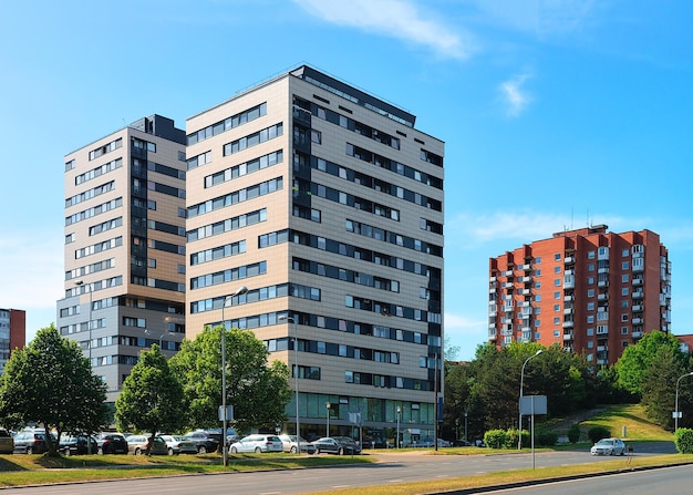 Vista de rua em arranha-céus de edifícios residenciais modernos no distrito de Baltupiai de Vilnius, Lituânia.