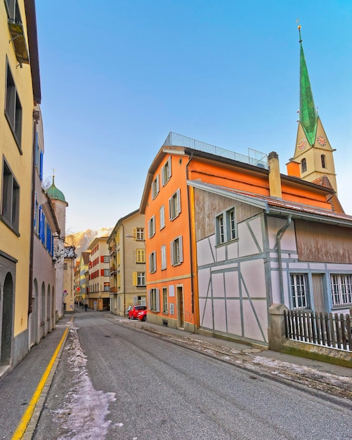 Vista de rua na cidade velha de Chur e montanhas no inverno. Chur é a capital de Graubunden na Suíça. Encontra-se no vale Alpine Grisonian Rhine. A cidade é a mais antiga da Suíça