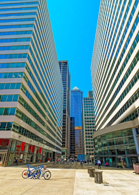 Vista de rua no Penn Center e skyline de arranha-céus na Filadélfia, Pensilvânia, EUA. É um distrito comercial central na Filadélfia. Turistas na rua.