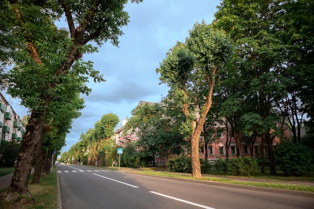 Foto vista de rua paisagem velhas casinhas na estrada da cidade por do sol sem carros na cidade velha