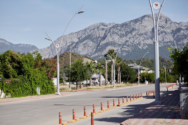 Vista de rua turca montanhas casas de natureza verde e dia ensolarado Vista de estilo de vida Foto de alta qualidade