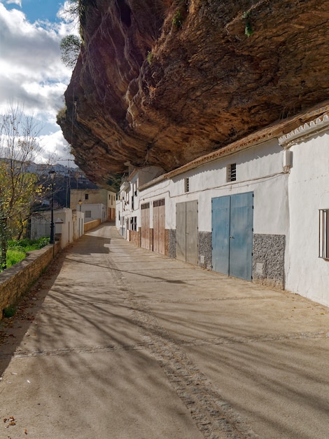 Vista de ruas e casas em rochas na cidade de Setenil de las Bodegas.