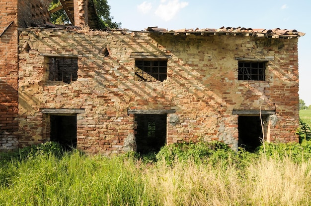 Vista de ruínas de uma antiga casa abandonada